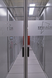 La température normale de fonctionnement d’un data-centre à atteindre est de 25°C. Dans les couloirs confinés placés derrière les serveurs, où l’air est rejeté, la température atteint 45°C.