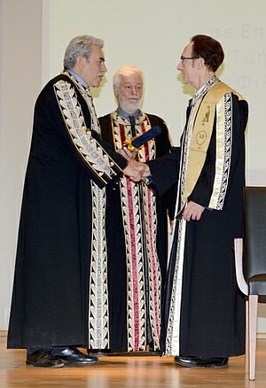 Laurent Pernot (à droite) reçoit des mains de son président les insignes de docteur honoris causa de l'Université grecque de Ioannina  (au centre, le doyen de la Faculté de  philosophie). Crédit : Université de Ioannina.