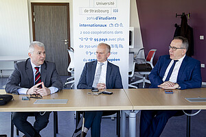 Michel Deneken, président de l'Université de Strasbourg, au centre ; Kurt Deketelaere, secrétaire général de la LERU et Jean Chambaz, président de la LERU et de Sorbonne Université.