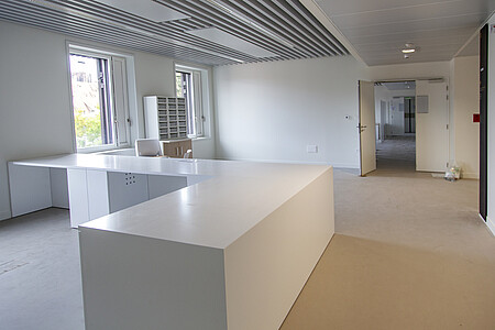 Dans de nombreux bureaux, le mobilier est en place.