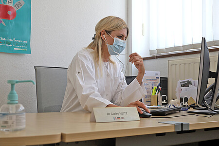 Le docteur Claire Heitz, en téléconsultation dans son bureau.