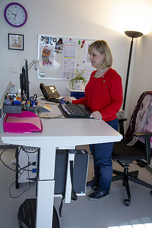 Un bureau ergonomique « témoin », modulable,  a été installé au SST, actuellement  utilisé par la secrétaire, Cécile Prin.