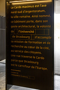Rappel du passé romain de Strasbourg et évocation de l’orientation du bâtiment : deux raisons pour la dénomination « Cardo ».