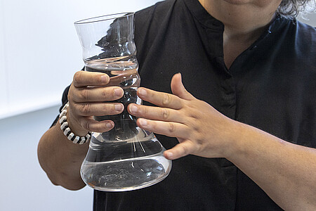L’artiste souligne la forme ergonomique qu'elle a souhaité donner au vase. (© C.Schröder/Unistra)