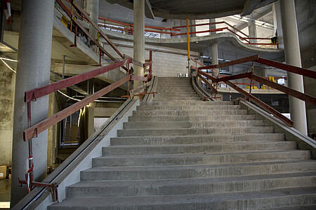 L'escalier monumental mènant aux salles de formation.