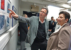 Thomas Ebbesen présente ses recherches à Frédérique Vidal, ministre de l'Enseignement supérieur, de la Recherche et de l'Innovation, lors de sa visite à l'Unistra, le 29 janvier dernier.