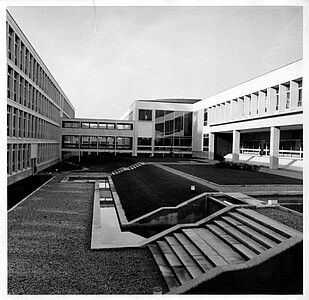 Le Patio au moment de son inauguration, au milieu des années 1960 (Archive Unistra).