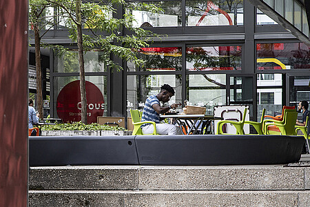 Il est toujours possible de déjeuner à l'intérieur et à l'extérieur sur la terrasse. (©Catherine Schröder/Unistra)