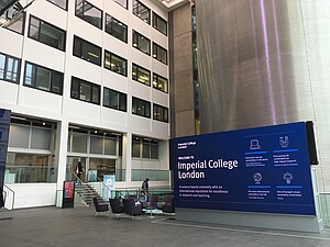 Dans l'entrée principale de l'Imperial College, le site de l'établissement est consultable sur écran géant.