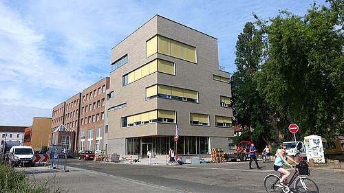 Situé à l'angle de la place du Foin et de la rue Pierre-Montet (face à la bibliothèque U2-U3 - L'Alinéa), le bâtiment de la Maison des personnels arbore d'élégants stores jaunes.