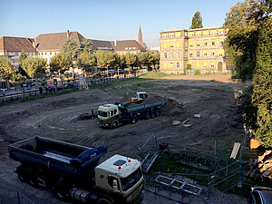 Vue du chantier, sur lequel le terrassement a commencé, depuis l'Institut de zoologie.