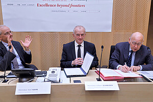 Michel Deneken ; le professeur Axel Kahn,  président national de la Ligue contre le cancer ; Gilbert Schneider, président de la Ligue contre le cancer du Bas-Rhin, vendredi 6 mars.
