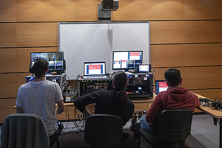 Le plateau technique pour la retransmission interactive du congrès sur la Loi de programmation de la recherche, géré par l'équipe du département Production audiovisuelle et diffusion (PAD).