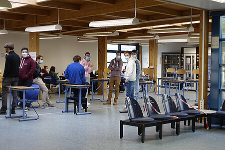 Dans le hall de l'IUT Robert Schuman, quelques étudiants présents pour des examens.