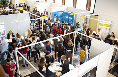 Près de 4 000 étudiants et jeunes diplômés ont investi l’Institut national des sciences appliquées de Strasbourg (Insa) de Strasbourg et la Halle des sports lors du Forum Alsace Tech & Université de Strasbourg, jeudi 18 octobre 2018.