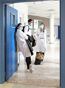 À la Faculté de pharmacie, des étudiants attendent leur prochaine session de travaux pratiques.