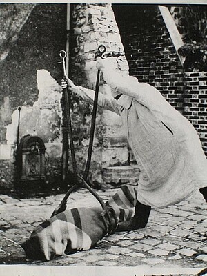 Habits en cas de peste, années 1930. Image extraite du film "The eternal fight", 1948 (medfilm.unistra.fr)