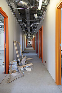 Des couloirs aux embrasures blanches et orange à tous les étages.