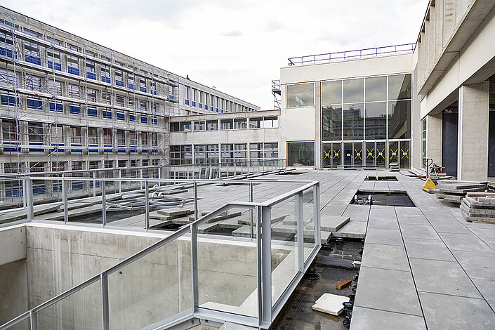 La terrasse de 1000 m2, en cours de finition, sera accessible depuis l'aula, la nouvelle cafétéria et le couloir des amphithéâtres.