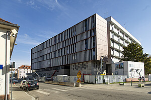 Vue du bâtiment G2EI-Descartes depuis la place du Foin.