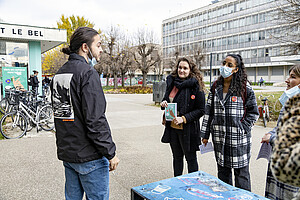 Les étudiantes médiatrices du campus sans tabac vont à la rencontre des usagers du campus,  fumeurs et non-fumeurs.