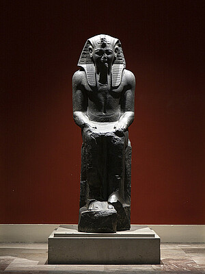 Mise en lumière de la statue de Ramsès II dans l'aula du Palais universitaire.