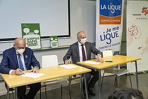 Gilbert Schneider (président de la Ligue contre le cancer Bas-Rhin) et Michel Deneken lors de la signature de convention, lundi 31 mai.
