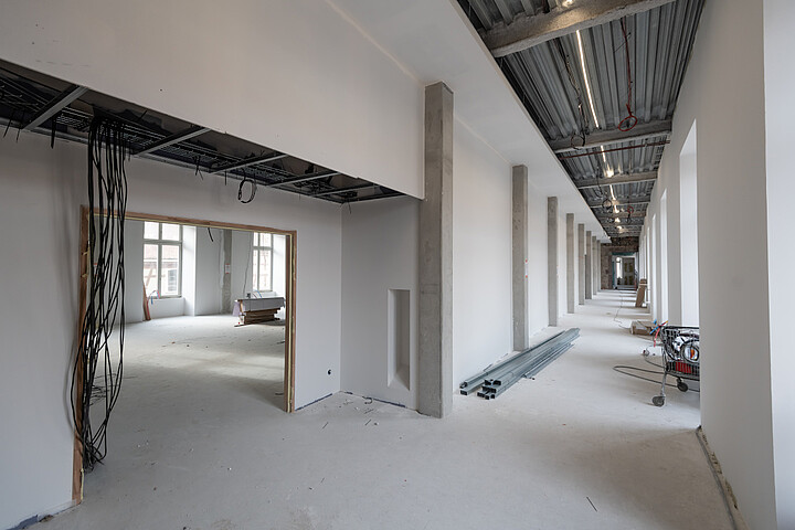 Dans les étages, les circulations pour accéder aux salles d’enseignement se terminent doucement. Les finitions (revêtements de sol, faux-plafond) sont en cours.