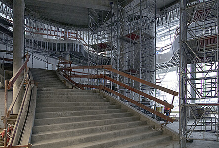 L’escalier monumental béton pour atteindre l’entresol.