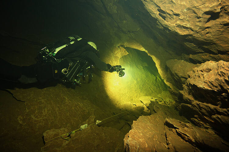 Sous terre et sous l’eau, un fil d’Ariane, véritable ligne de vie, guide les plongeurs (émergence du Bätterich, lac de Thoune, Suisse).