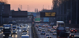 En ville, le trafic automobile est la principale  source de particules fines et ultrafines. Crédit : Philippe Huguen / AFP.