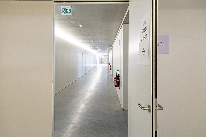Au rez-de-chaussée de l'extension, le couloir qui mènent aux six nouvelles salles de cours.