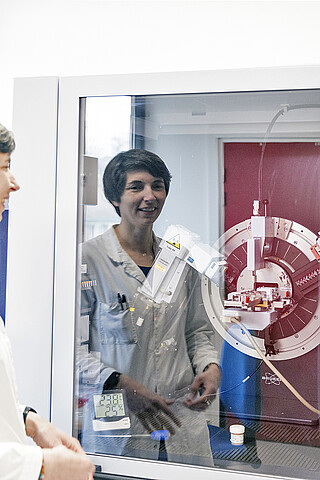 Pour rejoindre le bureau d’Amélie Aubert (équipe Bise), au 3e étage, le diffractomètre de 800 kg (qui sert à déterminer la composition d’un échantillon grâce aux rayons X) a été démonté en trois morceaux par son fabricant !