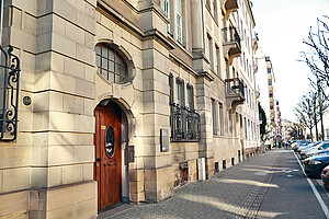 La villa Arconati-Visconti, au 38 boulevard d’Anvers, est dévolue aux courts séjours de chercheurs étrangers.