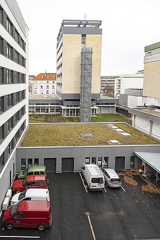 La plateforme logistique est directement reliée à la cour, qui sert de parking : pratique, pour le chargement des véhicules lors d’une mission d’enseignement ou de recherche sur le terrain ! Au-dessus des espaces de stockage : un toiture végétale a été aménagée. (Crédit photos : Catherine Schröder/Université de Strasbourg).