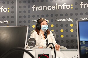 Philippine Oisel lors de son passage à l'antenne de franceinfo, lundi 12 avril. Crédit : Mathieu Génon, Radio France.