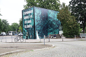Qu'est-ce qui se cache dans le cube recouvrant la statue de Goethe, rue de l'Université ? Réponse jusqu'au dimanche 13 juin...