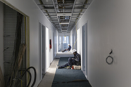 Pause des ouvriers dans un couloir du 3e étage, où les travaux sont le plus avancés.