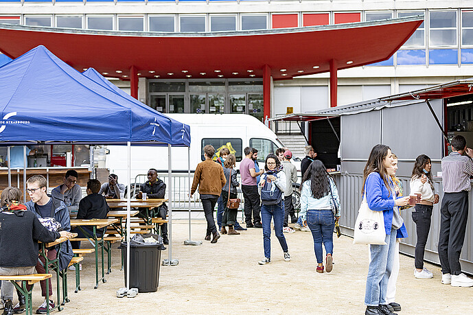 Buvette et food truck : les organisateurs avaient pensé à tout pour rendre le festival de rencontres scéniques agréable. (Crédit photo : Catherine Schröder/Unistra).