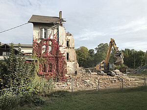 L’ancienne cafétéria et l’ancien logement de fonction  en cours de destruction, le 15 octobre dernier.
