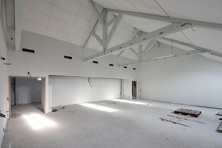 Dans les combles, les salles de Travaux pratiques (TP) disposent d’une belle hauteur sous plafond et d’une luminosité privilégiée.