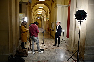 Lors du tournage de la vidéo pour la carte de  vœux du président, au Palais universitaire.