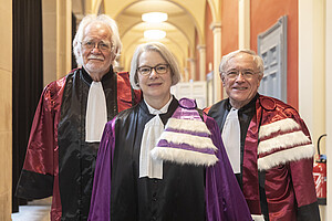 Trois des quatre docteurs honoris causa (DHC)  2020 : Jacques Dubochet, Irene Dingel et Klaus  Müllen (Kimiko Murofushi était présente en visio  depuis le Japon). Crédit photo : Jean-François  Badias
