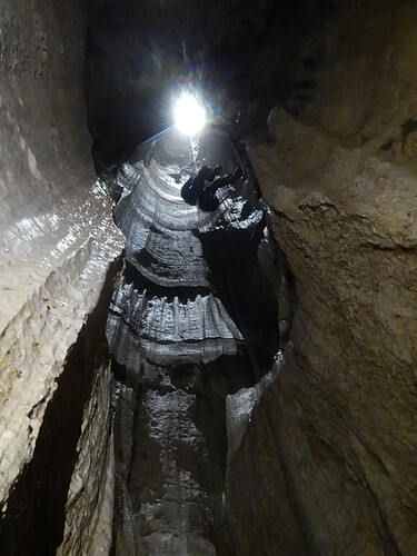 La descente peut prendre jusqu’à plusieurs heures, le temps d’équiper les puits (gouffre du Brizon, Doubs).