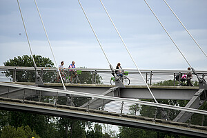 A leur arrivée, les cyclistes du Tour Eucor  traverseront le Rhin, sur la passerelle des Deux- Rives.
