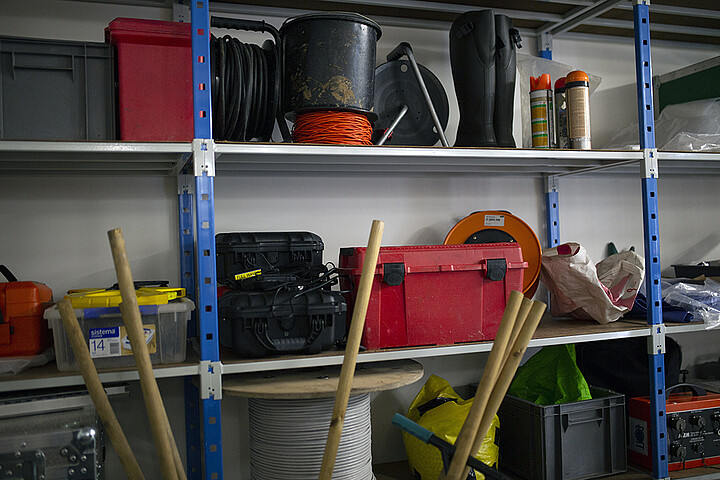 Alors qu’auparavant les chercheurs stockaient leur matériel dans leur bureau, un espace de stockage a été attribué à chaque équipe, au sous-sol.
