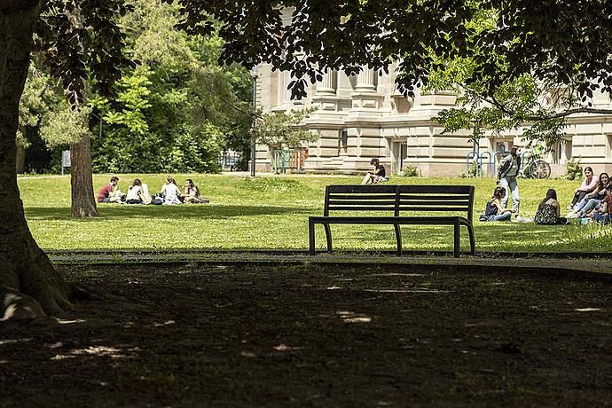 Profitant d'un magnifique soleil, les étudiants et les personnels déjeunent dans le cadre très agréable du jardin intérieur du campus historique.
