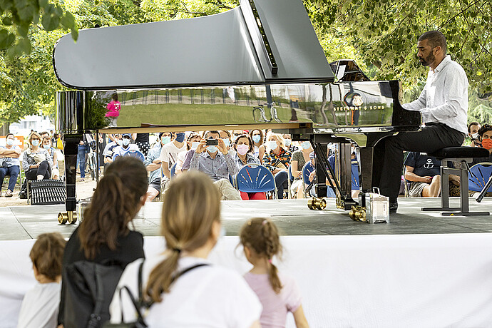 Les mélomanes étaient invités à écouter le concert assis dans l’herbe ou sur les chaises, devant un magnifique piano à queue.